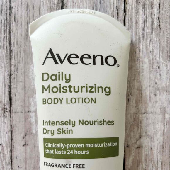 Aveeno Daily Moisturizing Fragrance-Free Body Lotion Size 8 Oz - Picture 2 of 6